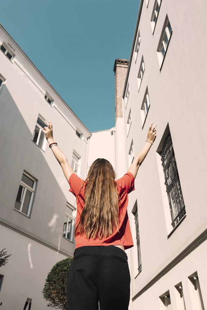 chica feliz ha escogido su primer vivienda con sensahome