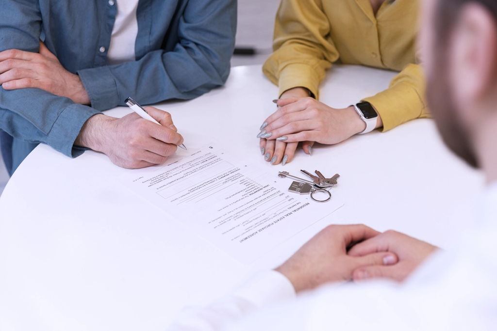 personas-cerrando-contrato-alquiler sensahome inmobiliaria
