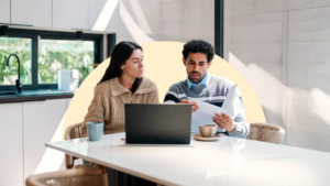 pareja valorando vender su casa