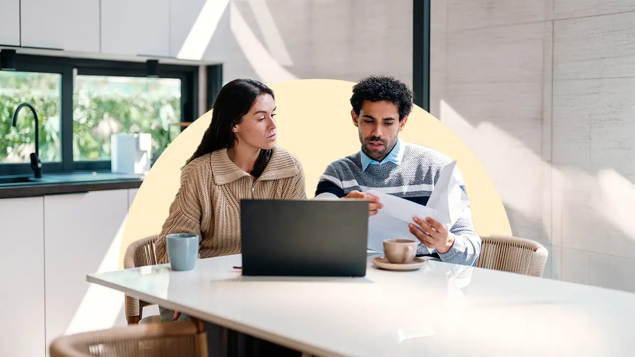 pareja valorando vender su casa